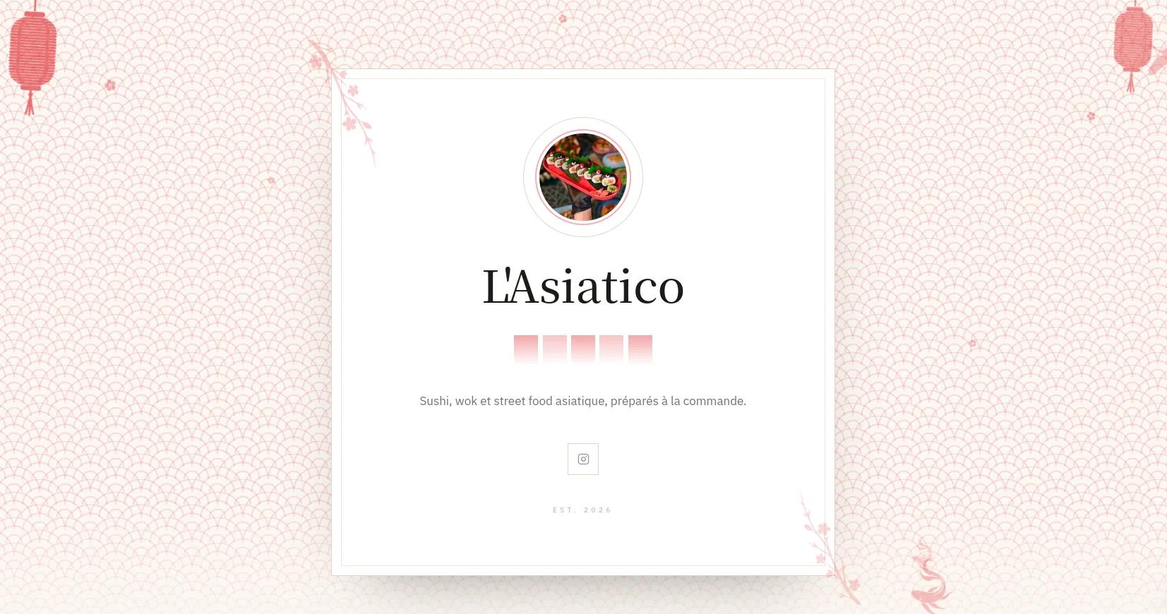 L’accueil de la carte L’Asiatico : motif de vagues rouge pâle, lanternes et logo rond.